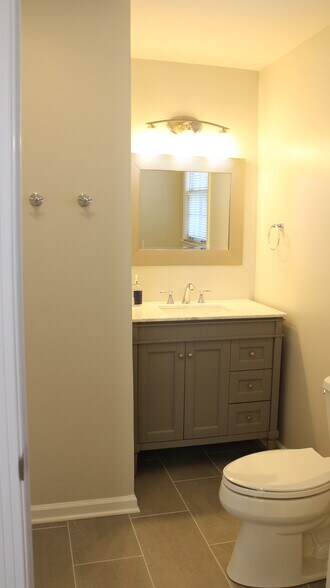 Master bathroom. - 2614 Edge O Lake Dr