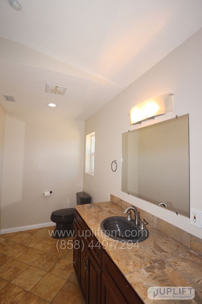 Building Photo - 3 Bed, 2 Bath House w/ 2-Car Garage, Central HVAC, Very Private