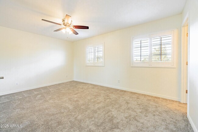 Building Photo - 2547 W Naranja Ave