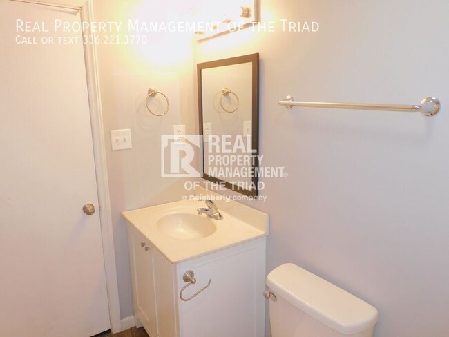 Building Photo - Main level 2BR/1BA unit available now