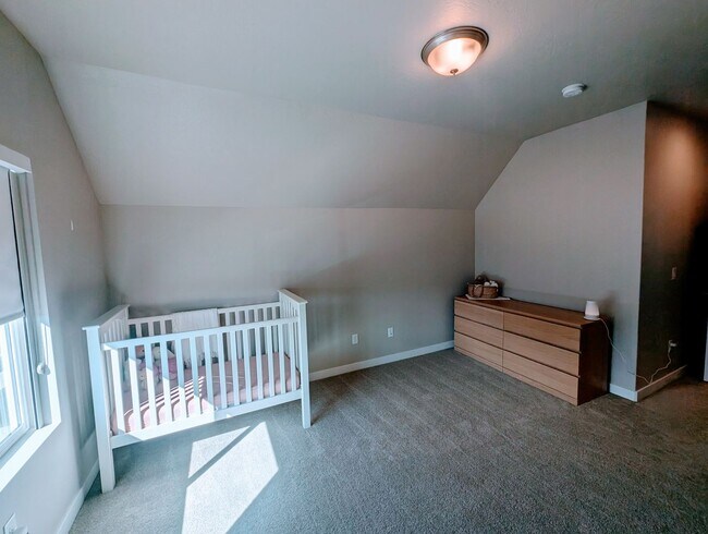 Building Photo - Lovely, spacious, newly built Lehi House!!