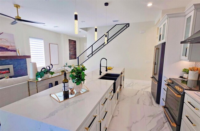 Building Photo - Bold Sarasota Bay Luxury Custom Home, 5 beds/4 baths, Private pool.