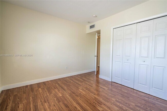 Building Photo - 1940 Biarritz Dr