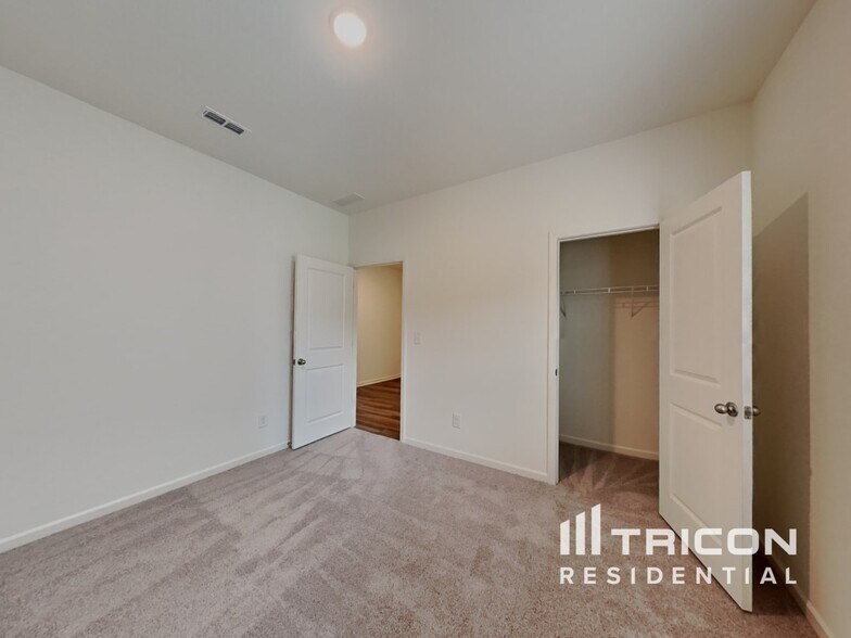 Building Photo - 149 Gladstone Loop