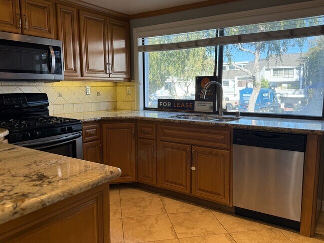 Building Photo - Newport Crest 2 Bedroom Townhouse / Newport Beach