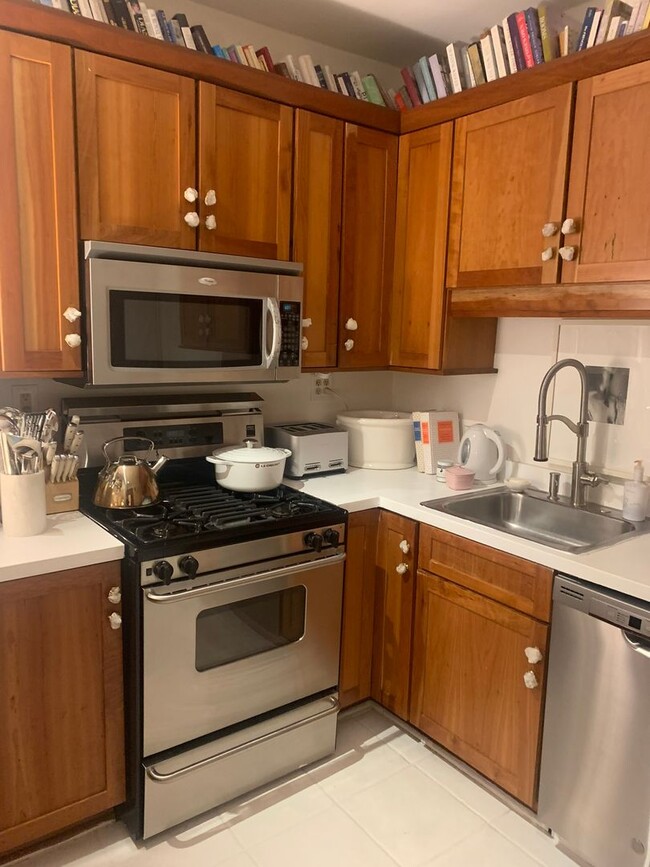 Building Photo - Introducing a charming 3-bedroom, 2-bathroom townhouse located in the heart of Shadyside