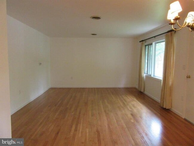 Building Photo - Detached ranch style house