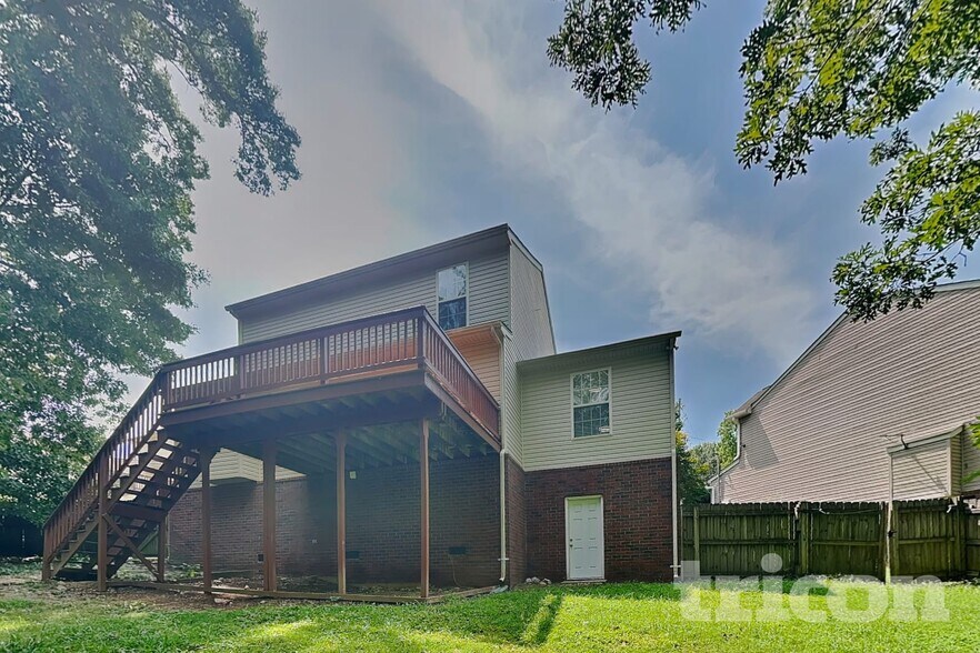 Building Photo - 2536 Bayview Dr