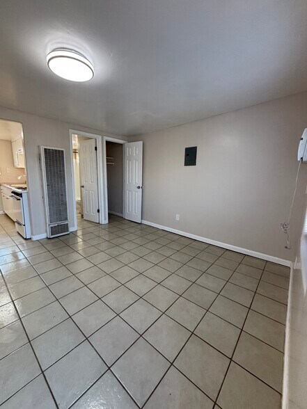 Building Photo - 304 Clyde St