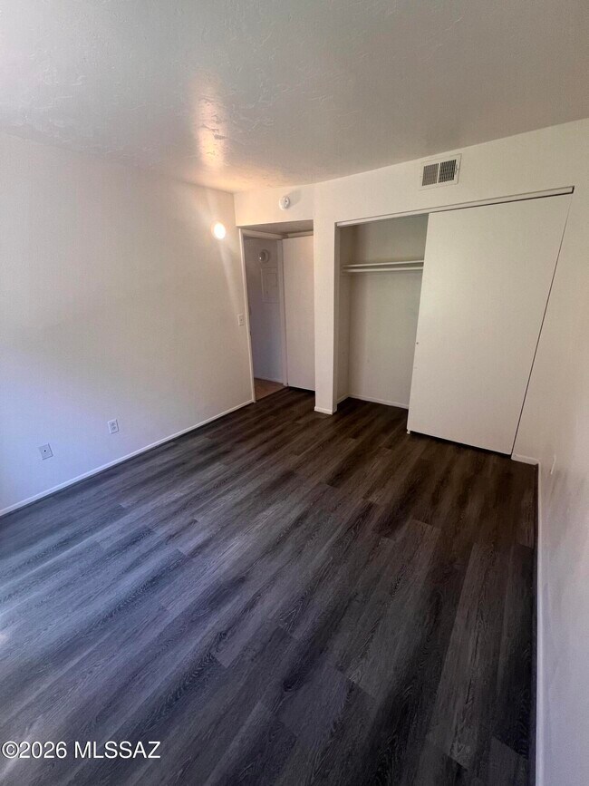Building Photo - 1810 E Blacklidge Dr