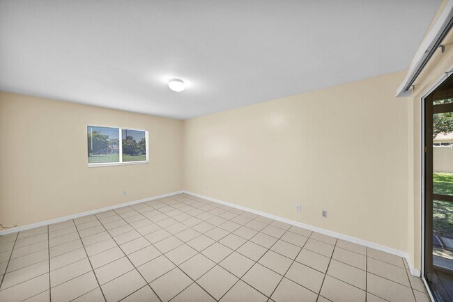 Building Photo - 3738 Santa Barbara Blvd S