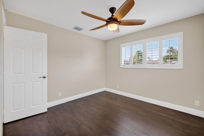 Building Photo - 1460 NE 57th Ct