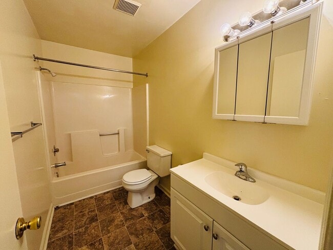 Building Photo - 208 Pheasant Run Dr