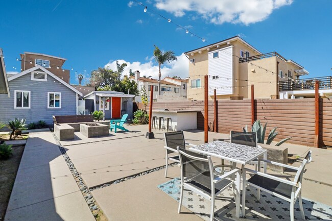 Building Photo - Experience Coastal Living -  Charming Studio Cottage Just a Stroll from Ocean Beach!