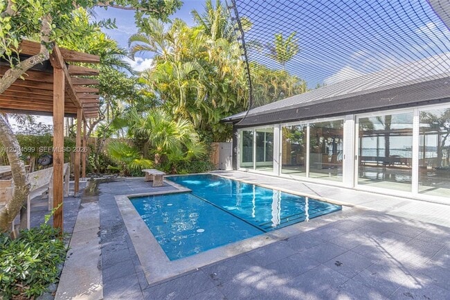 Building Photo - 2440 N Shore Terrace