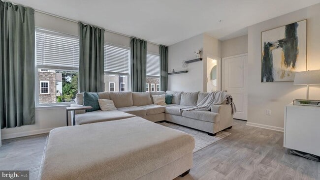 Building Photo - 7748 Venice Ln