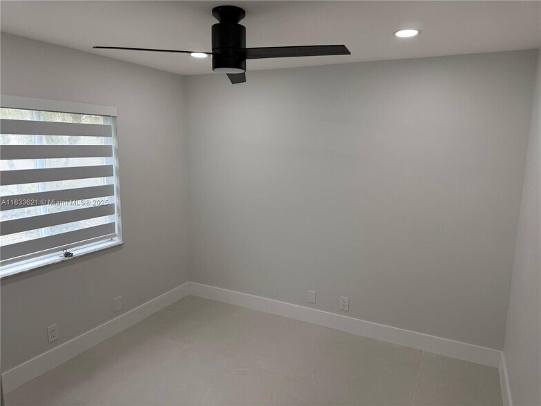Building Photo - 1560 Canary Island Dr