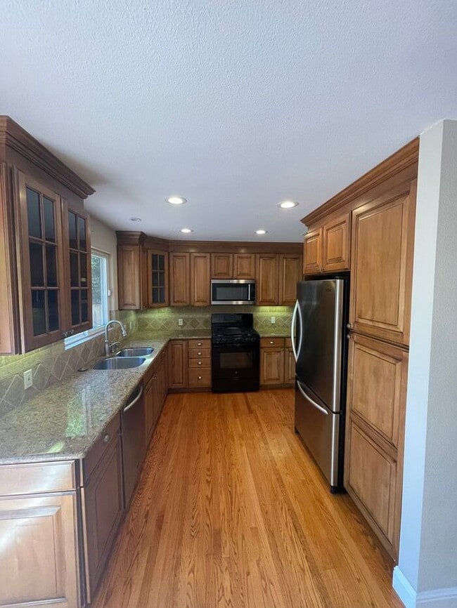 Building Photo - Great 3 Bedrooms 1 Bath home near Lake Chabot