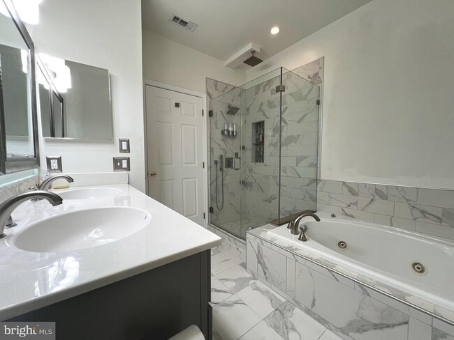 Building Photo - Gorgeous 2bd 2bth updated penthouse condo in sought after New Town community.