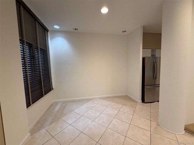 Building Photo - 130 S Middle Neck Rd