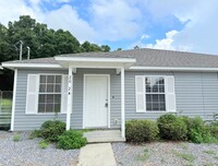 Building Photo - Charming 2 Bed/2 Bath Duplex