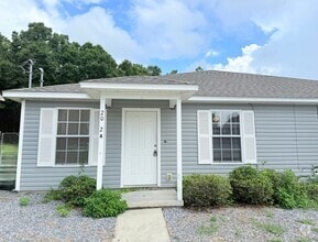 Building Photo - Charming 2 Bed/2 Bath Duplex