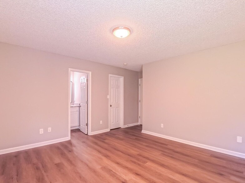 Building Photo - 4928 Silverdene St