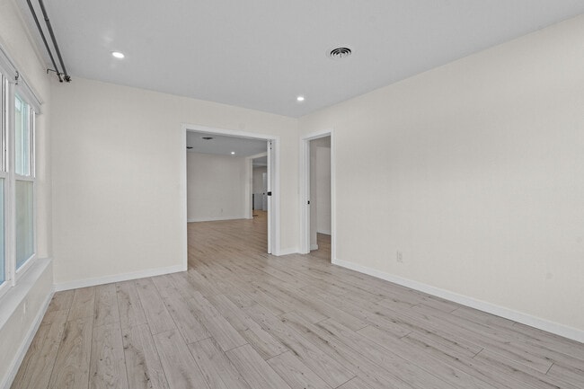 Building Photo - 1401 Drew St