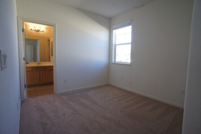 Building Photo - 830 San Bernardo Ln