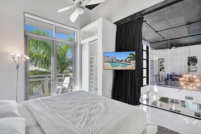 Building Photo - 365 SE 6th Ave