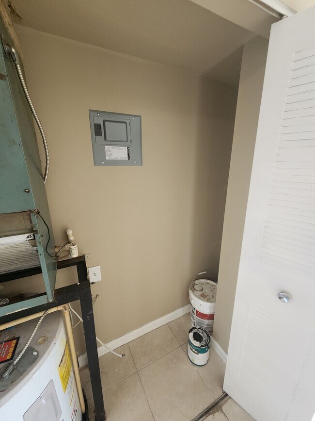 Building Photo - Large Nice and Clean 1BR/1.5BA with Great Layout  in Prime Inverrary Location (Rent includes wate...