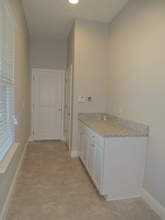 Building Photo - CALL ED FOR SHOWING APPOINTMENTS (352) 217...