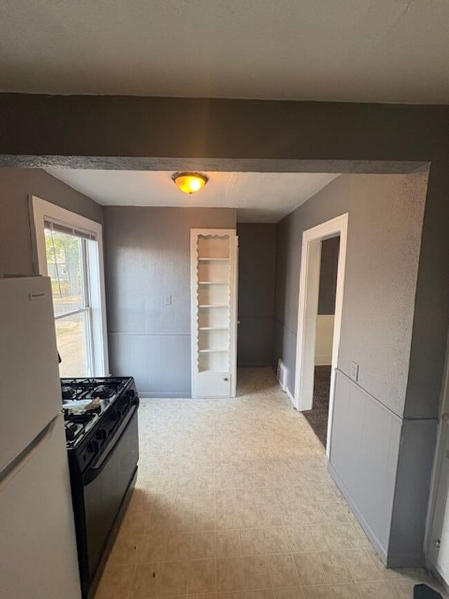 Building Photo - Single-Family 3 bedroom Home