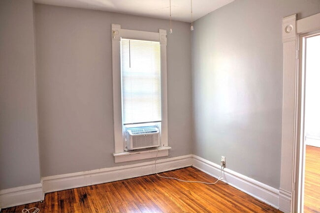 Building Photo - 246 1/2 W 5th Ave