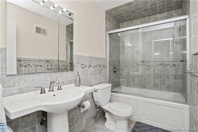 Building Photo - 237 Strawberry Hill Ave