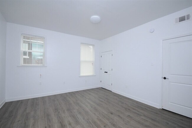 Building Photo - 528 E Parkway N Unit 15