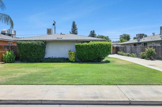 Building Photo - 2044-2046 Mayfair Dr W