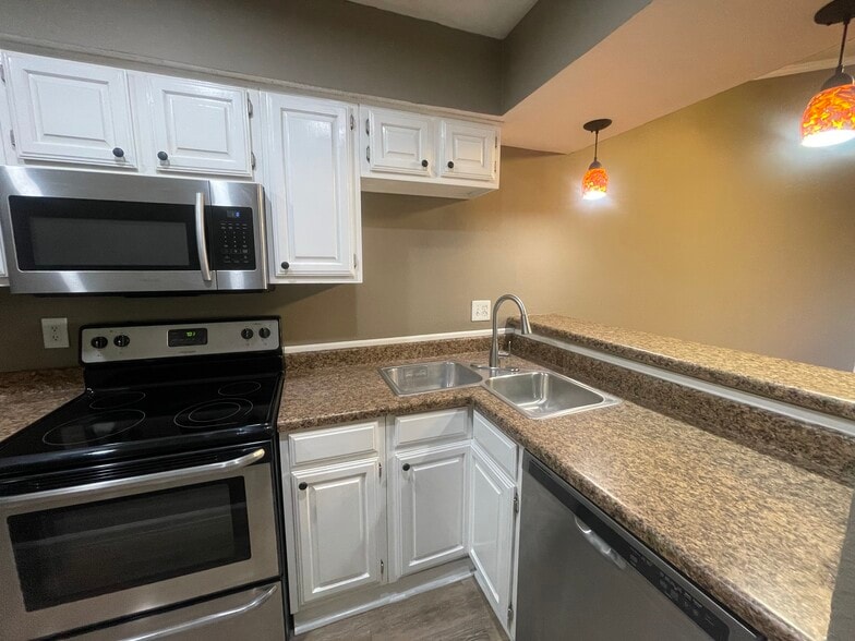 Building Photo - 8545 Midpark Rd