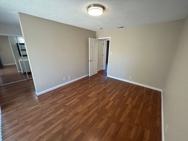 Building Photo - Charming 3-bedroom, 2-bath Single Story An...