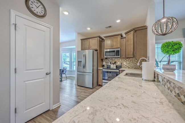 Building Photo - Spacious End-Unit Townhome with Modern Com...