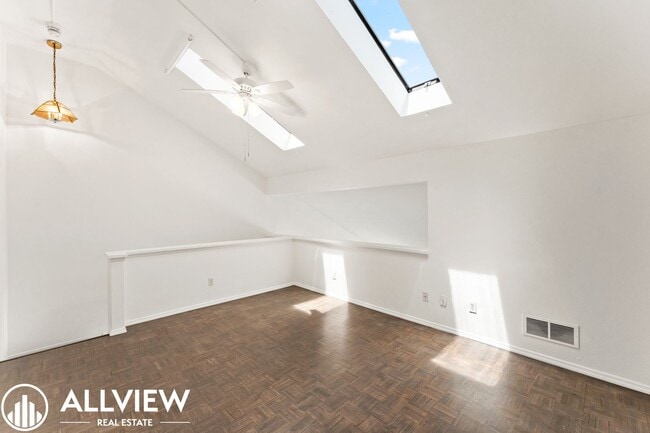 Building Photo - Updated 2 Bed, 1.5 Bath Condo in Gated Crosspointe Village