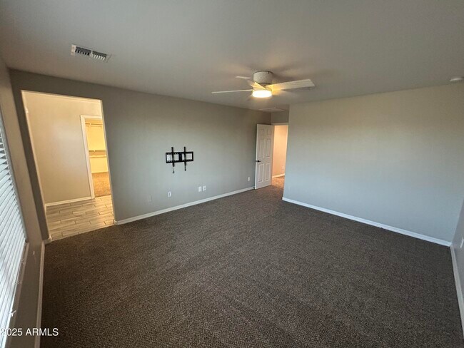 Building Photo - 25930 N Thornhill Dr