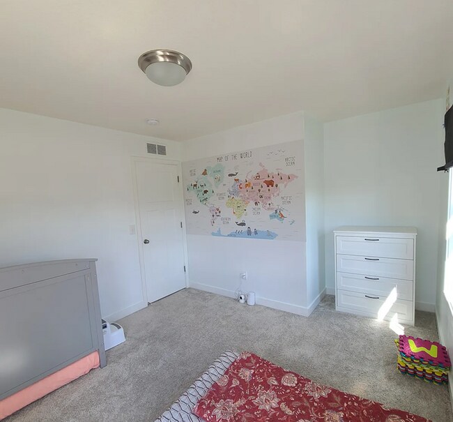Building Photo - Beautiful 4bed 3.5bath End Unit Townhome With Walk-Out Basement!
