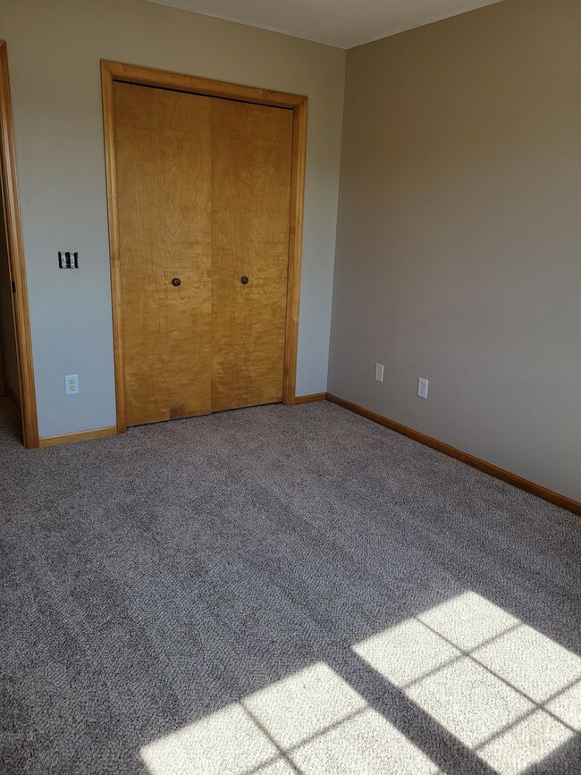 Building Photo - 3 Bedroom Townhouse - Middle Unit