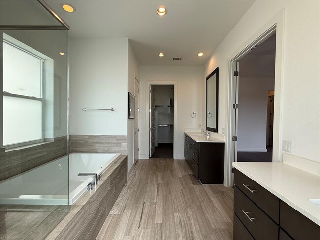 Building Photo - 6117 Seville Dr