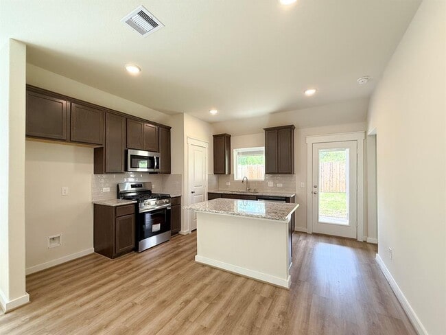 Building Photo - 40769 Mostyn Lake Dr