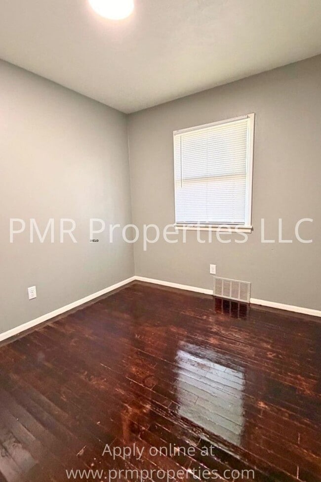 Building Photo - 3 Bedrooms / 1 Bathroom House