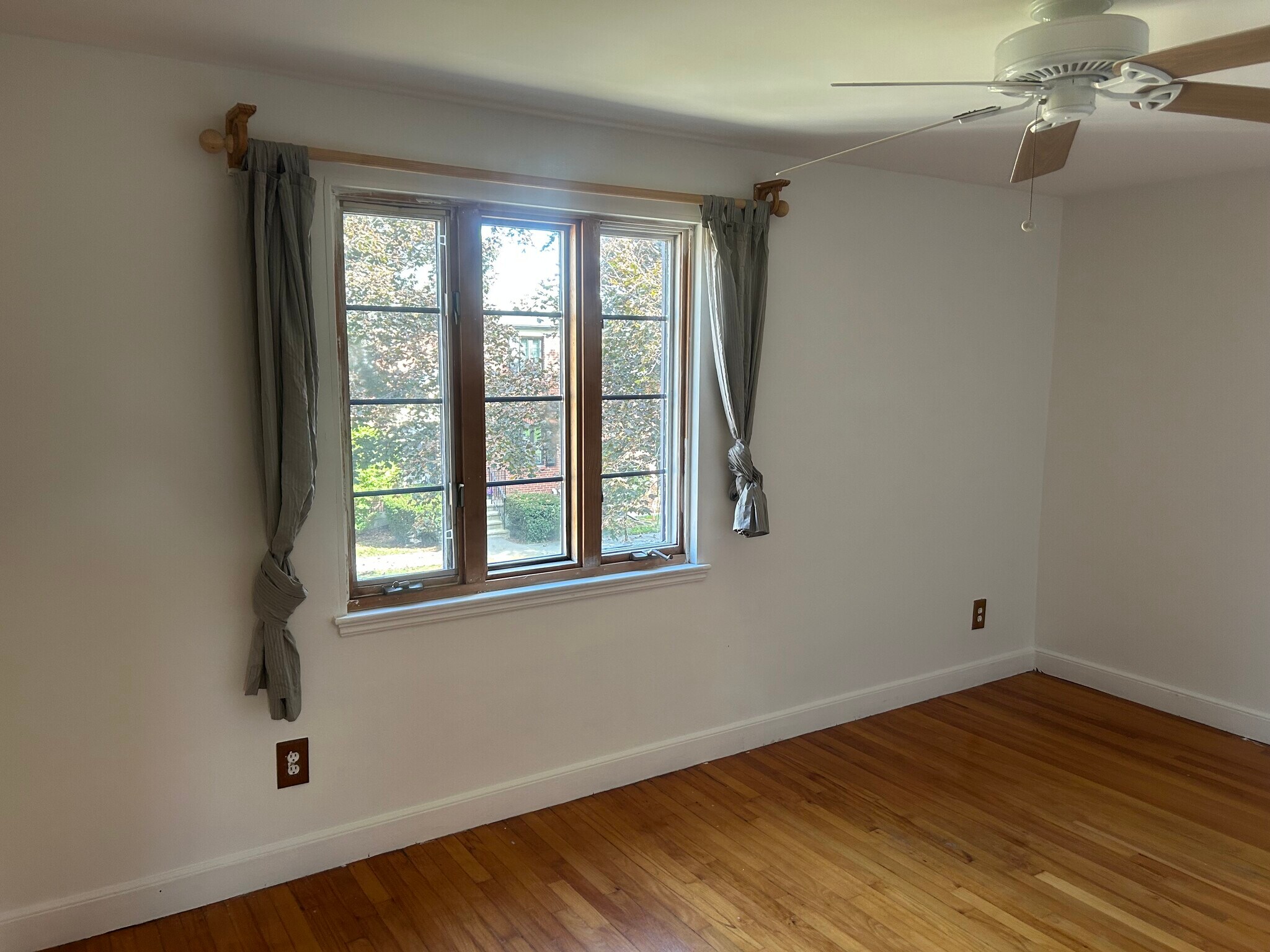 Large master bedroom - 36 Pierce Rd