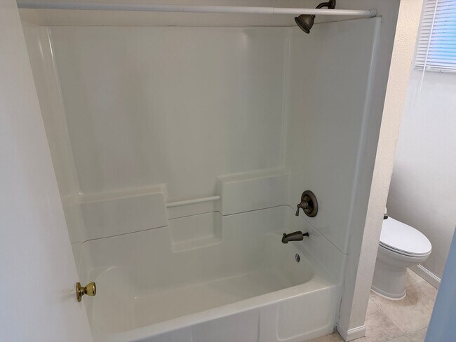 Building Photo - Updated Studio Apartment in Junction City!