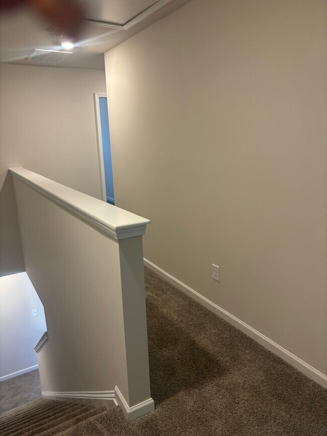 Building Photo - SPacious 3 bedroom 2 1/2 bath home